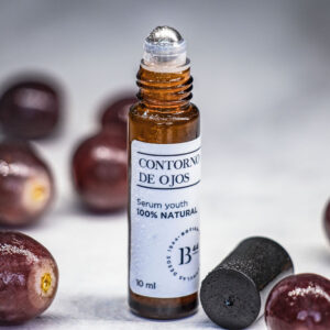 Contorno de ojos de Botica 44 con uvas de fondo
