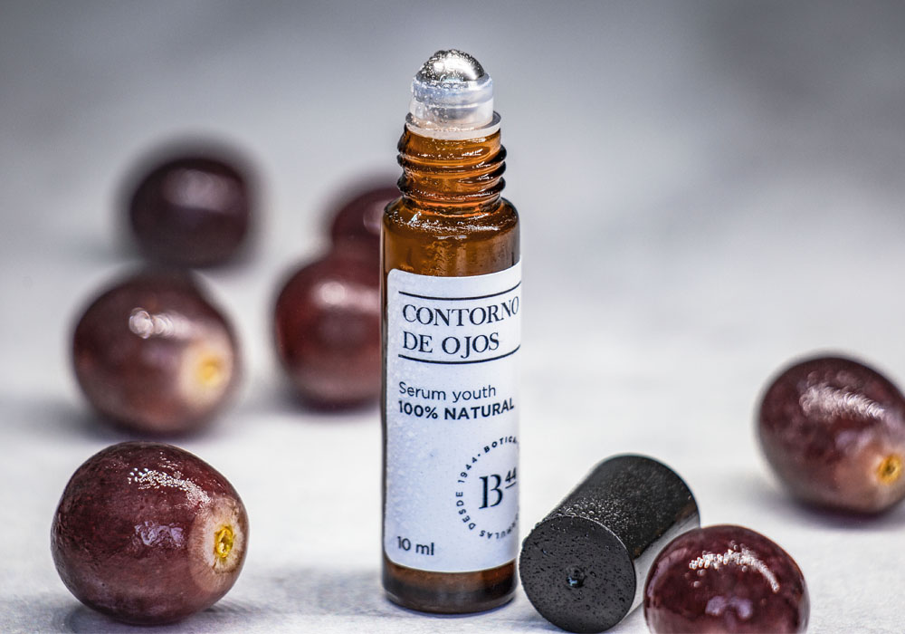 Contorno de ojos de Botica 44 con uvas de fondo