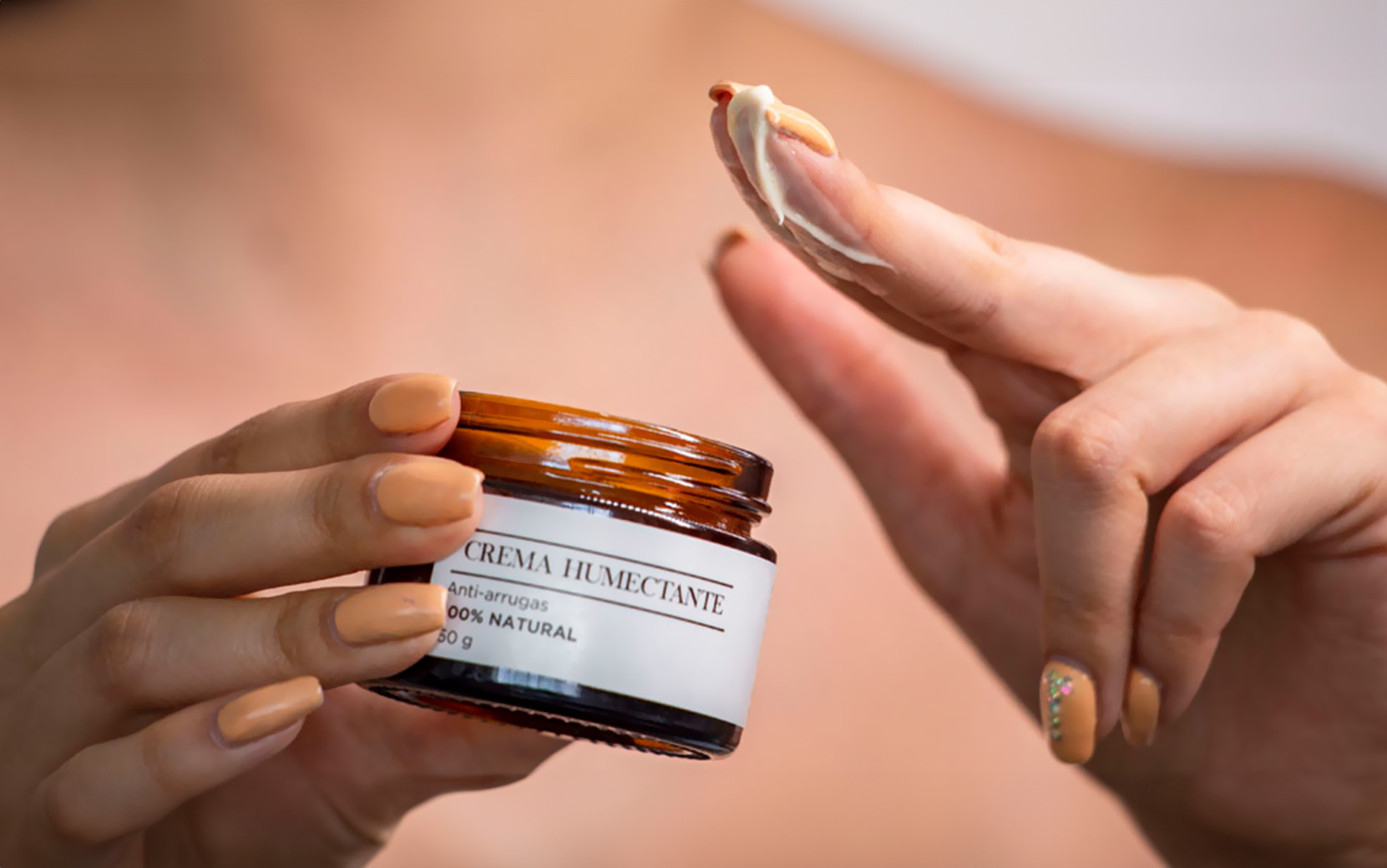 Persona aplicando una crema humectante antiarrugas de Botica 44