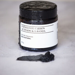 Exfoliante carbón activado y lavanda, 100% natural de Botica 44, ideal para una limpieza profunda y suave de la piel