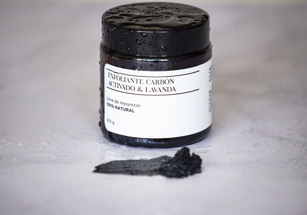 Exfoliante carbón activado y lavanda, 100% natural de Botica 44, ideal para una limpieza profunda y suave de la piel