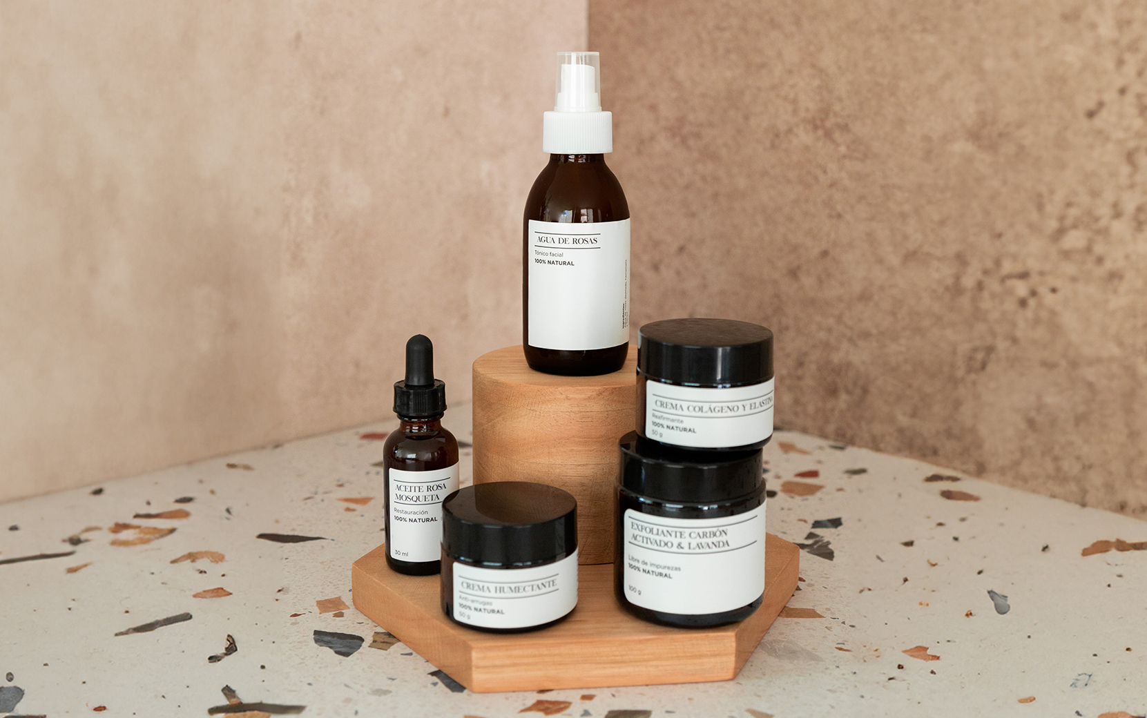 Diversos productos de belleza de Botica 44 encima de una base de madera